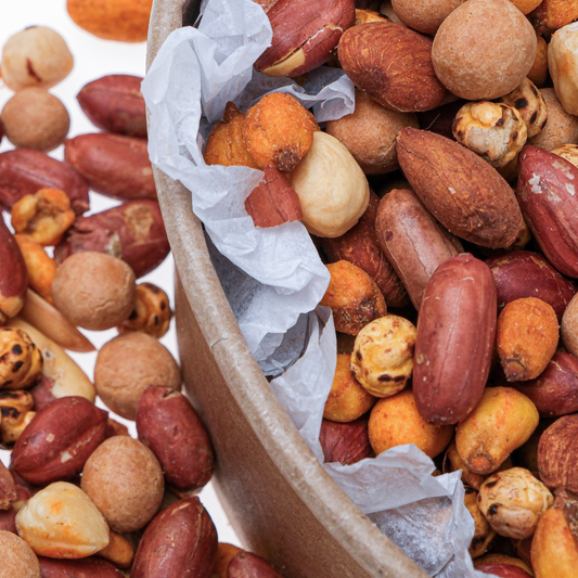 Geleneksel sarı leblebi ve taze kavrulmuş yer fıstığı - Ekonomik ve doyurucu karışık kokteyl içeriği.