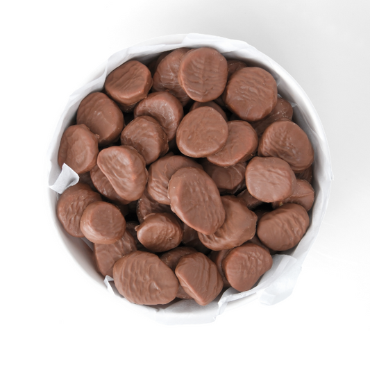 Çerezshop çikolatalı freeze dried muz küçük kase üstten çekim çikolata kaplı muz parçaları