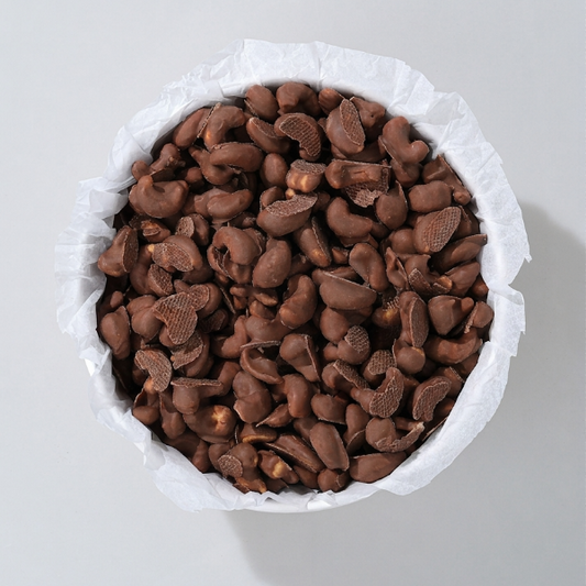 Kahve Saatlerinizin En Seçkin Eşlikçisi Çikolatalı Kaju - Misafir Sunumlarında Fark Yaratan, Şık ve Prestijli İkramlık Çikolatalı Kuruyemiş Deneyimi.