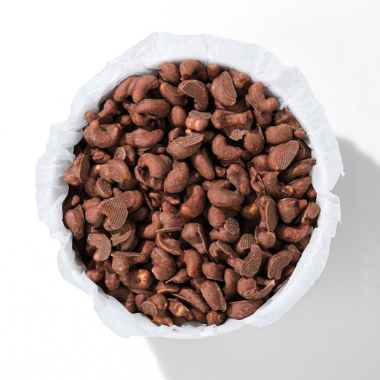 Çikolatalı kaju 500 gr Çerezshop kasesi içinde üstten çekim