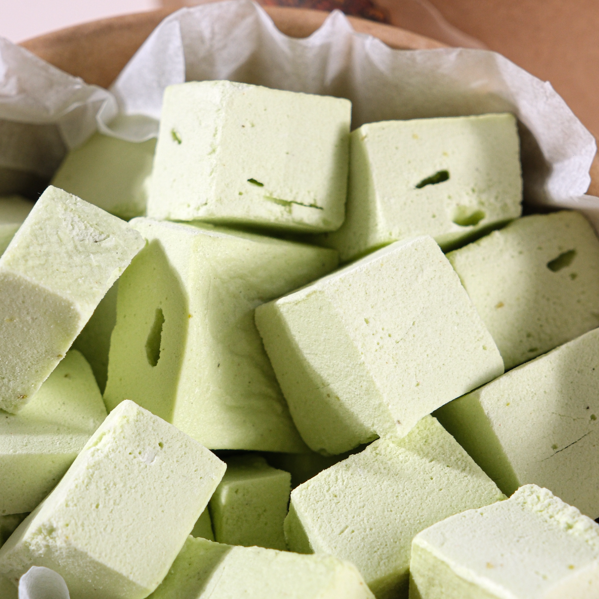 Gerçek Gaziantep fıstığı parçacıkları içeren yoğun aromalı çıtır dondurma - Yapay aroma içermeyen doğal fıstıklı dondurma lezzeti.