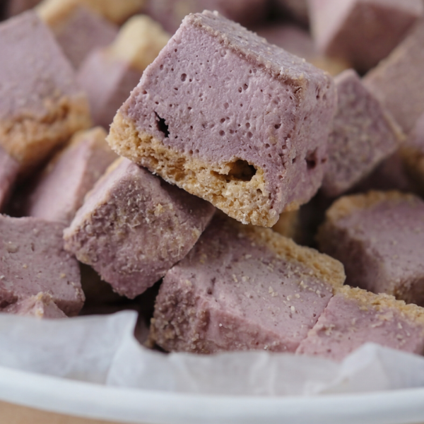 Freeze Dried Böğürtlenli Cheesecake – Kurutulmuş Çıtır Cheesecake Küpleri, Tatlı Küpleri Atıştırmalık
