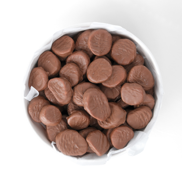 Çerezshop çikolatalı freeze dried muz büyük kase üstten çekim çikolata kaplı muz parçaları görünümü