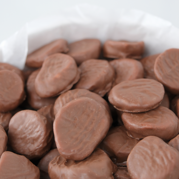 Çikolatalı freeze dried muz kase içinde yakın plan çikolata kaplı muz parçaları görünümü