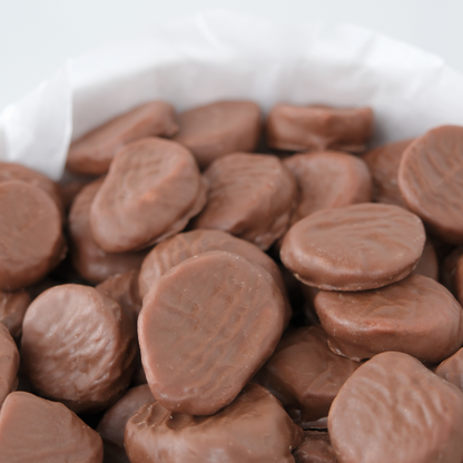 Çikolatalı freeze dried muz kase içinde yakın plan çikolata kaplı muz parçaları görünümü