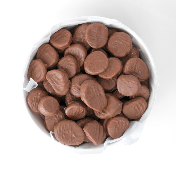 Çerezshop çikolatalı freeze dried muz küçük kase üstten çekim çikolata kaplı muz parçaları