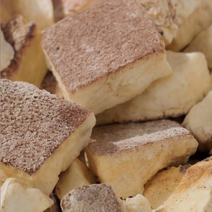Freeze dried kazandibi tatlısı yakın plan doku görünümü