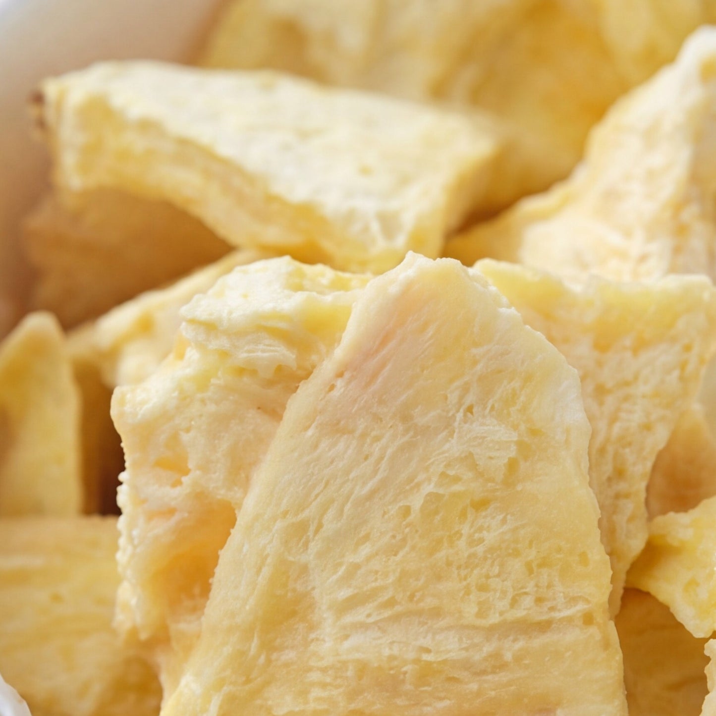 Freeze Dried Ananas yakın plan dondurularak kurutulmuş ananas dilimi dokusu