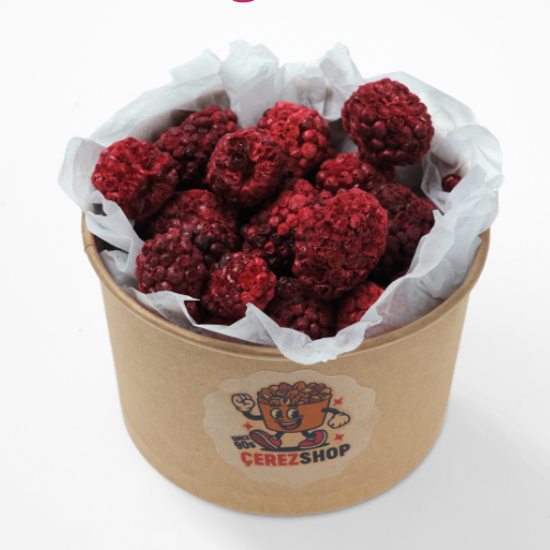 Çerezshop Freeze Dried Böğürtlen küçük kase içinde dondurularak kurutulmuş şekersiz meyve cipsi görünümü