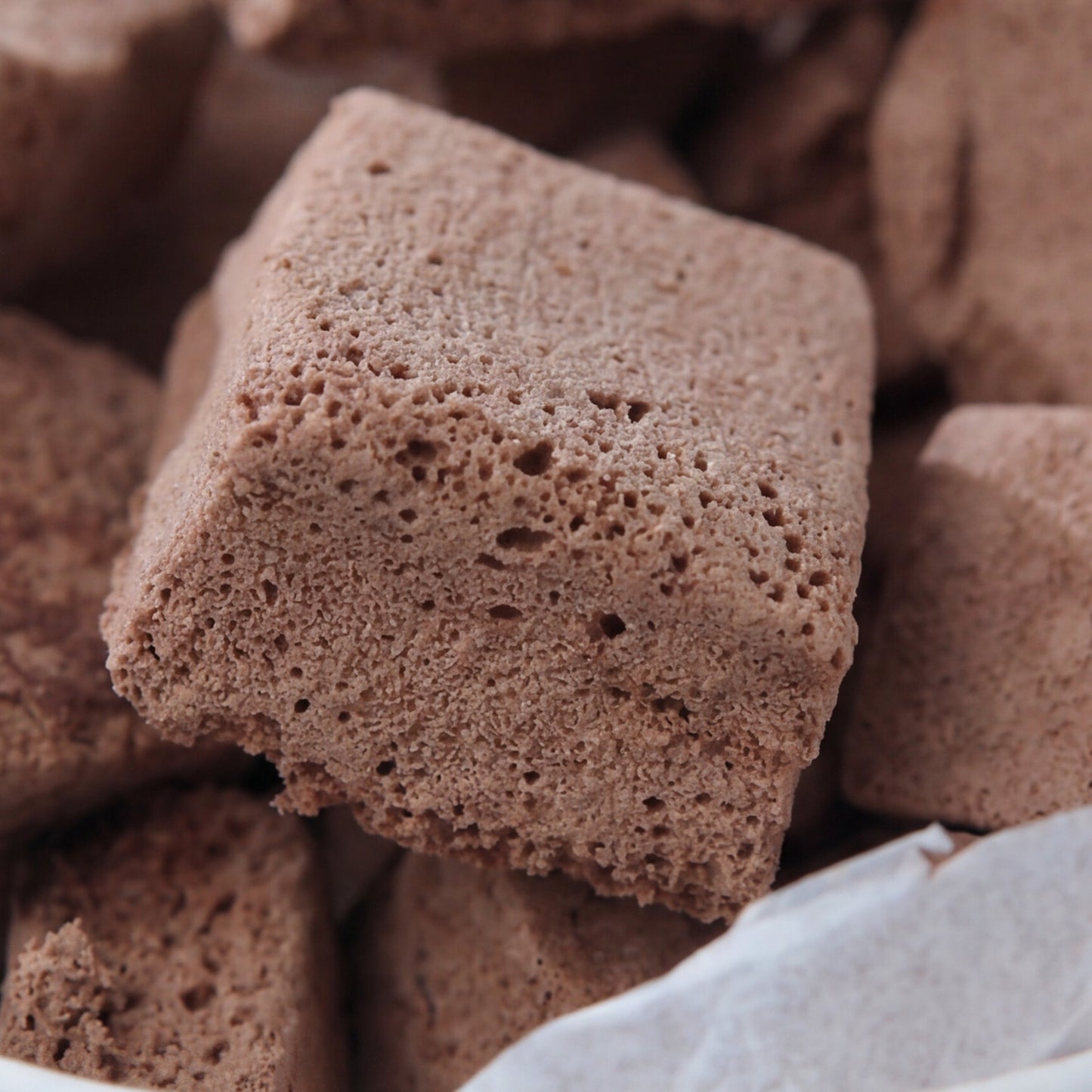 Freeze Dried Çikolatalı Dondurma yakın plan çıtır doku görünümü