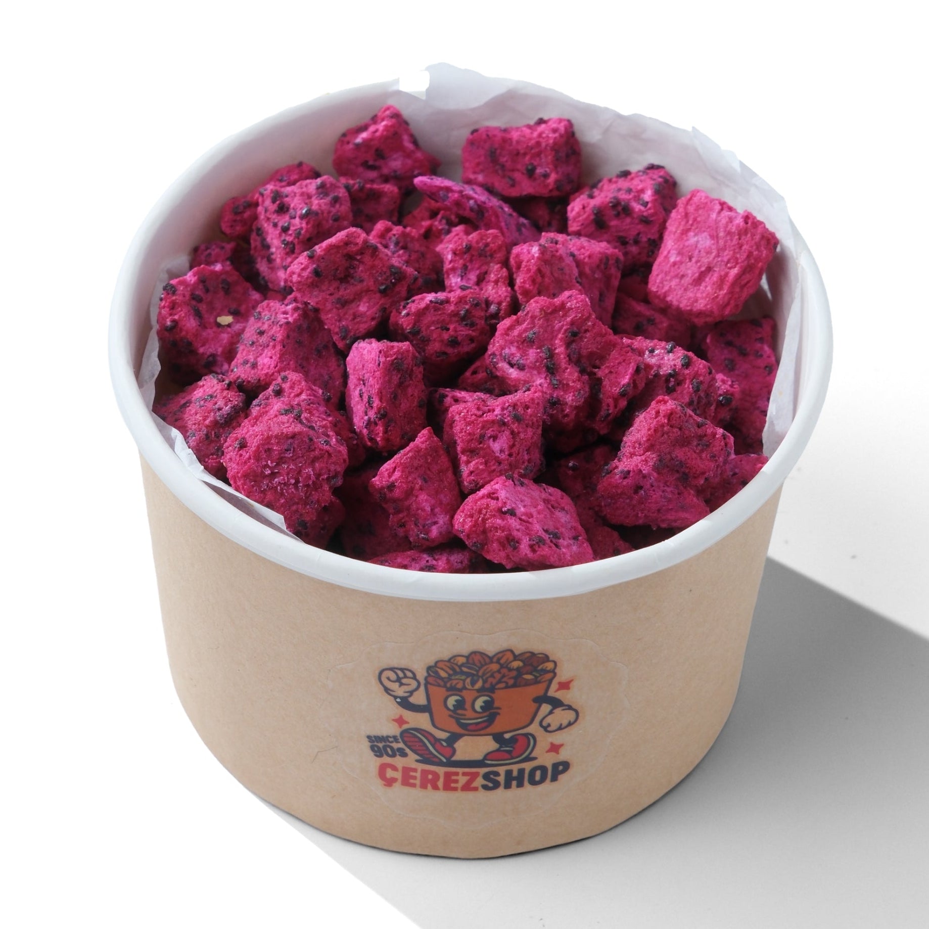 Çerezshop Freeze Dried Ejder Meyvesi küçük kase içinde dondurularak kurutulmuş şekersiz ejder meyvesi parçaları görünümü