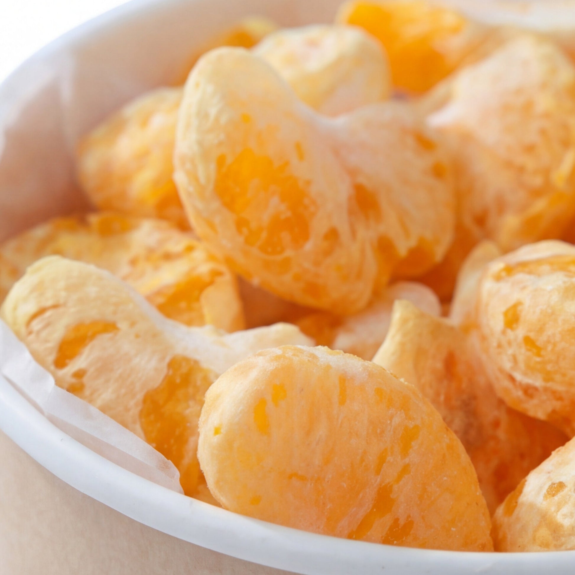 Freeze Dried Mandalina dilimleri yakın plan dondurularak kurutulmuş meyve dokusu