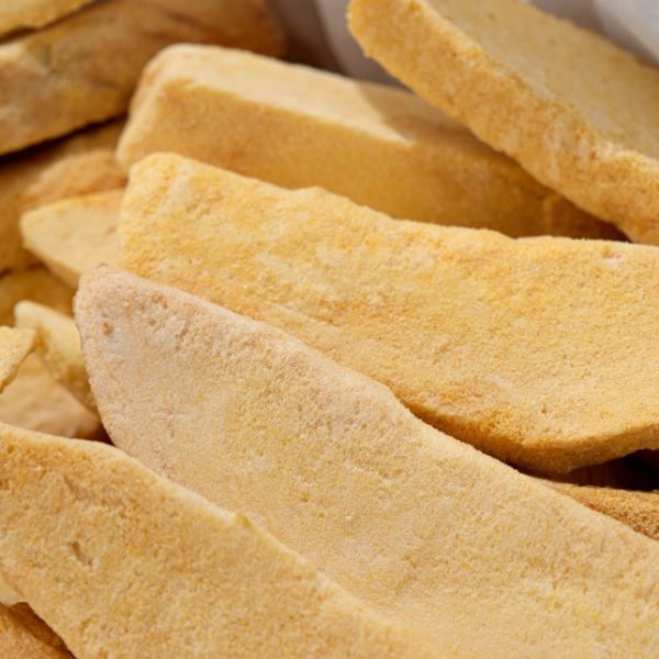 Freeze Dried Mango yakın plan dondurularak kurutulmuş meyve dokusu