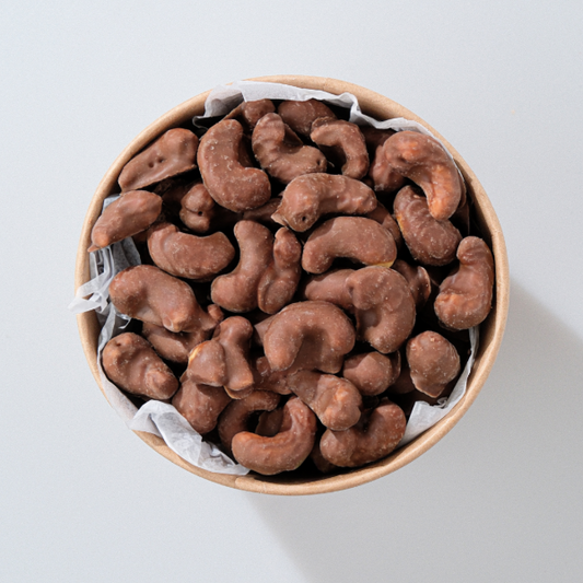 Ağızda Eriyen Yumuşacık Sütlü Çikolata Kaplama ve Altından Çıkan Çıtır Çıtır Kaju İçi - Her Lokmada Farklı Bir Doku Deneyimi Sunan Gurme Draje.